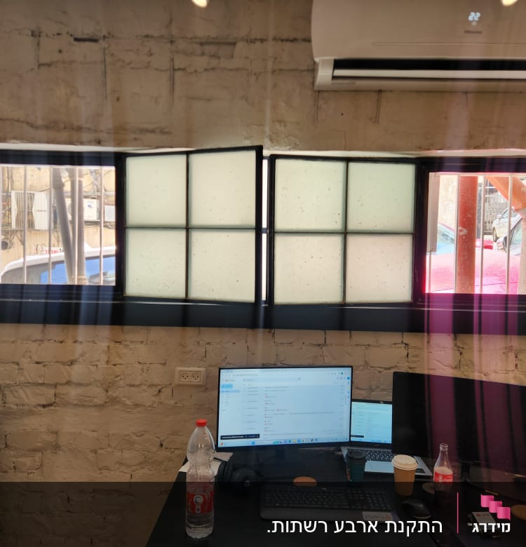 חלונות אלומיניום עם מסגרת שחורה במשרד